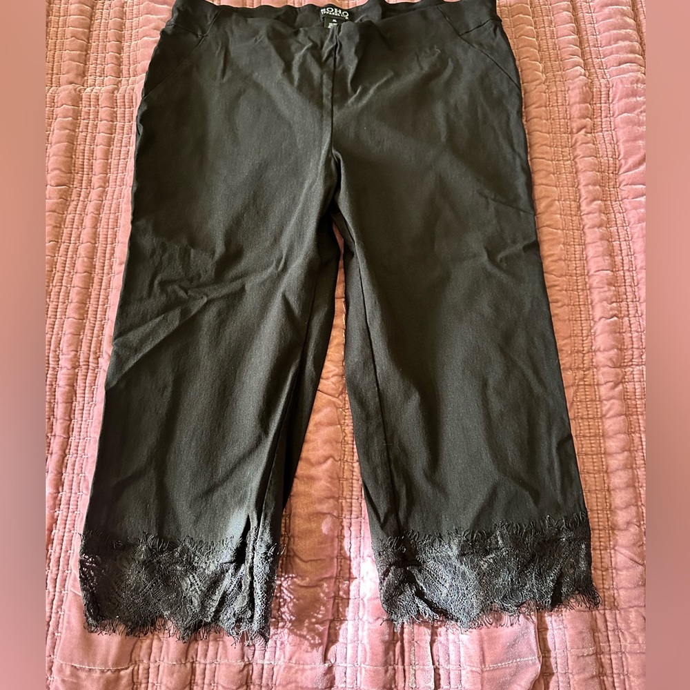 SOHO Apparel black elastic waist Capri pants with lace trim - XL